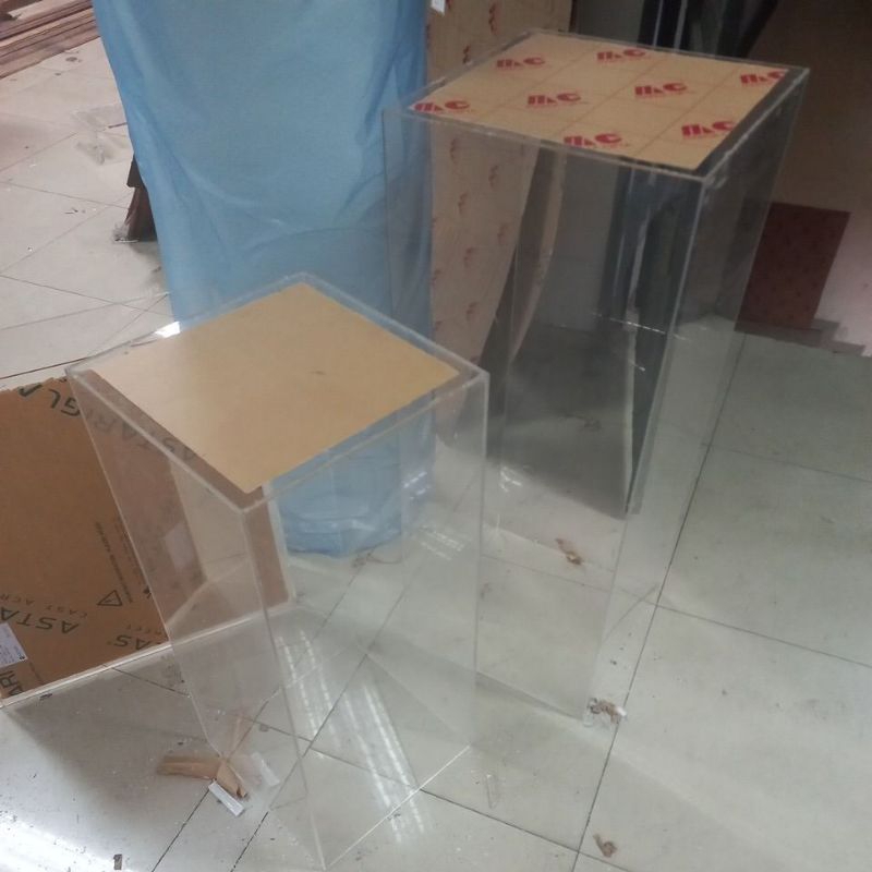 Meja pajanggan  akrilik P40xL40xT 1meter 3mm bening tutup 1 sisi ya.Hargga tersebut sudah free pakin