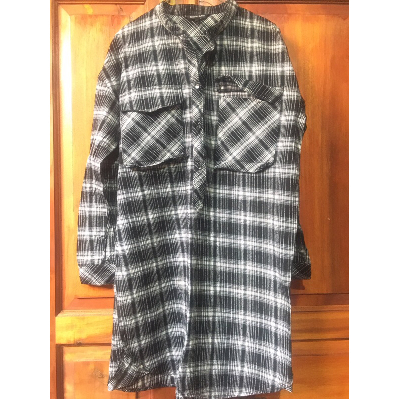 KEMEJA HITAM PUTIH PRELOVED PLASTIC ISLAND