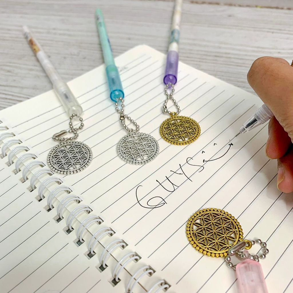 

HARGA GROSIR 4 pcs / 8 pcs / 12 pcs / 1 Lusin Pen / Pulpen Gel Tinta Hitam Gantungan Lambang Logo Simbol Flower Of Life Sacred Geometry Symbol Bunga