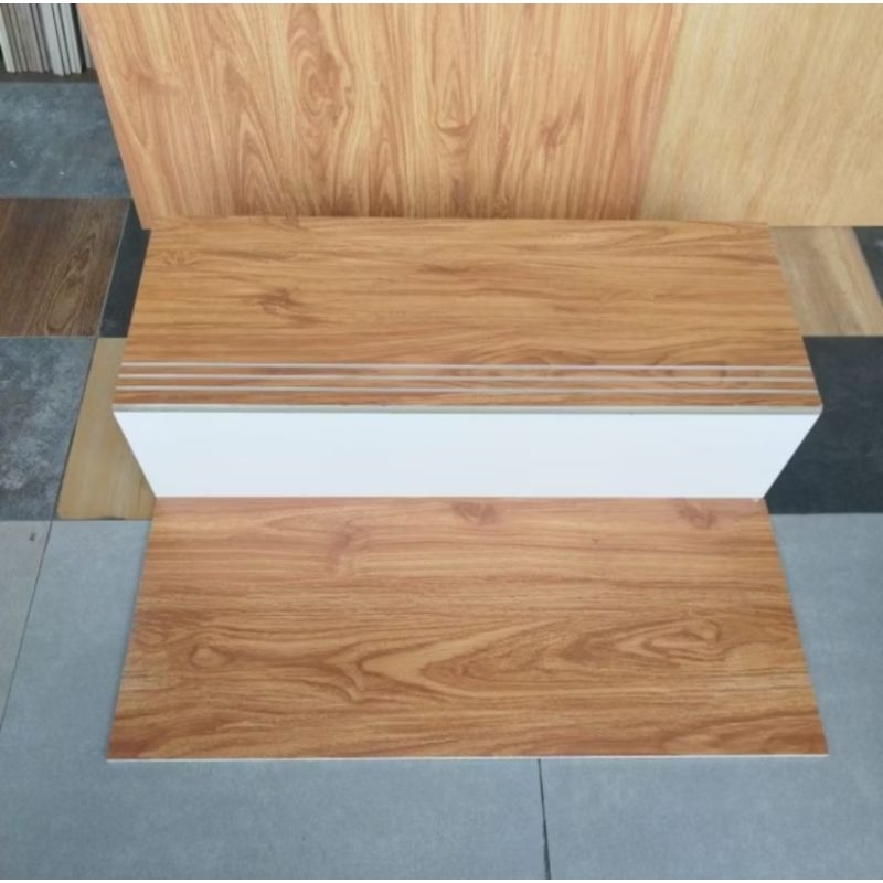 Granit anak tangga torch motif kayu kombinasi putih polos glossy ukuran 30x80+20x80