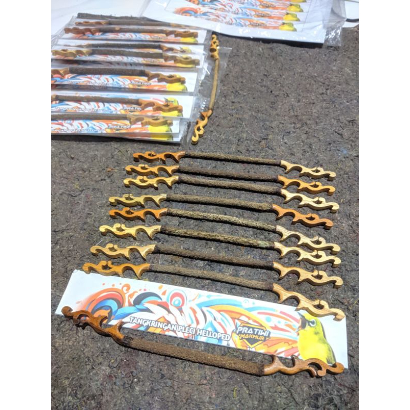 Tangkringan Ukir Pleci Holopet Kayu Asem Bali Pijakan Burung Kayu Asem Bali Ukir 23cm