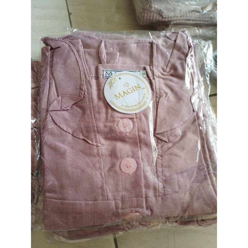 baju kancing merah besar