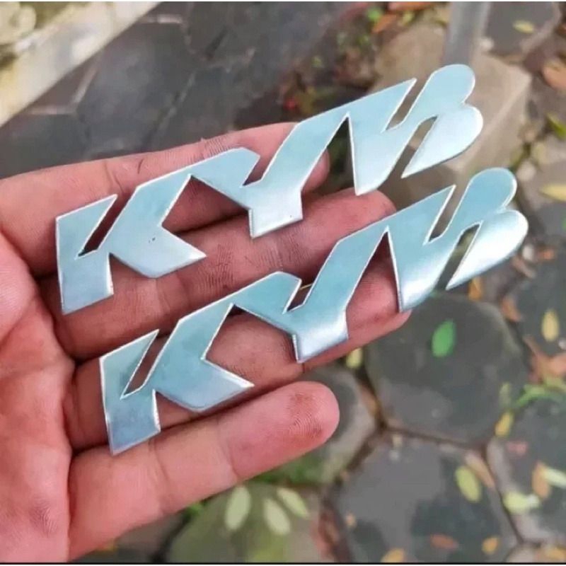 EMBLEM KYB LOGO KYB SHOCK DEPAN KYB UNIVERSAL SEMUA MOTOR (2PCS)