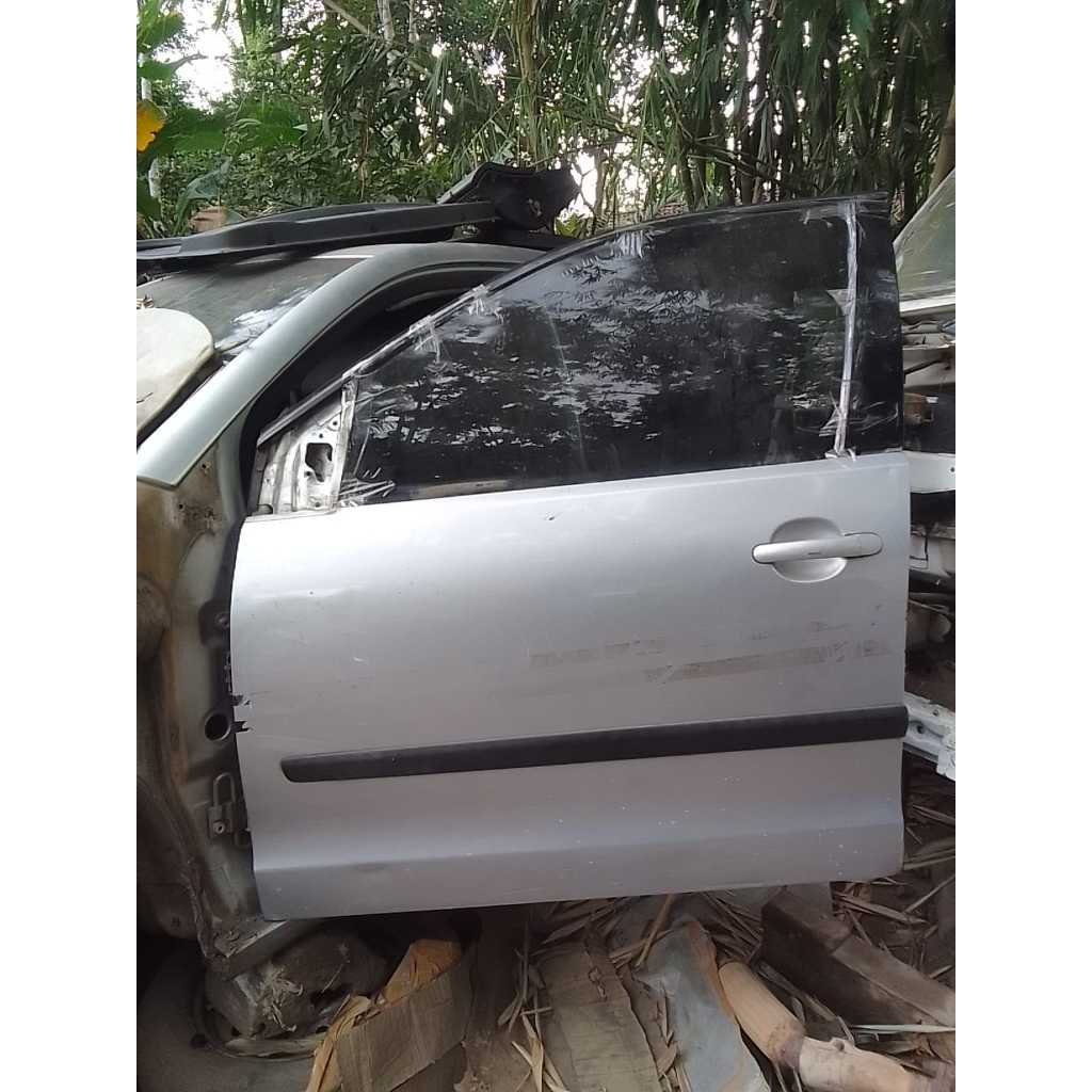 Pintu depan VW POLO 2004
