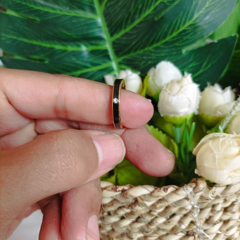 Cincin titanium tunangan hitam mata 1 warna gold
