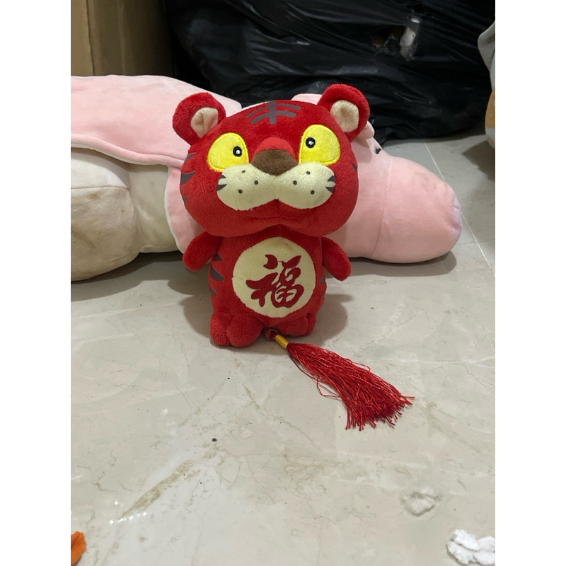Boneka macan merah china