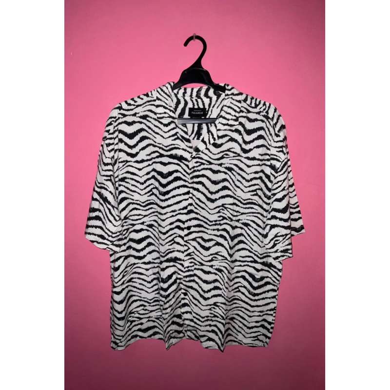 Kemeja motif zebra (H&M)