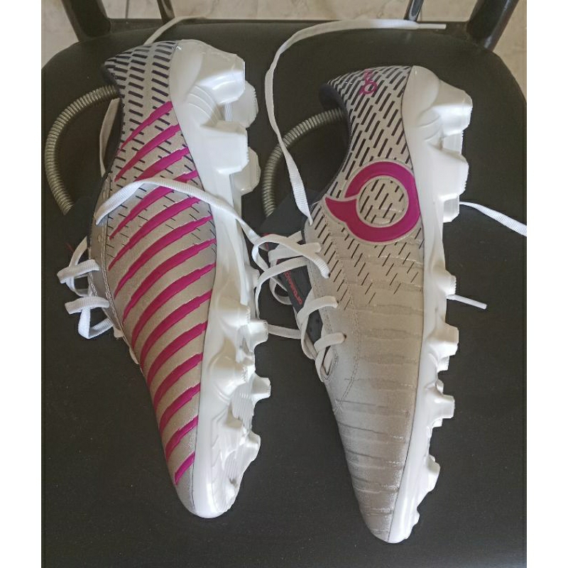 sepatu bola ukuran 43