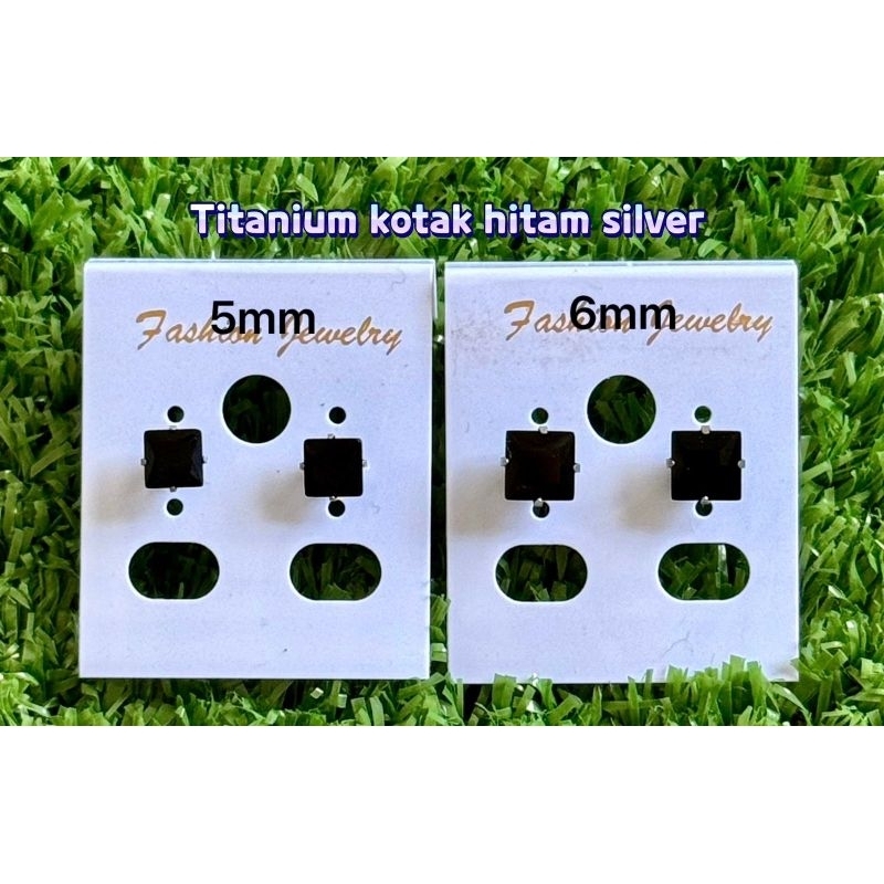 Anting tusuk titanium mata hitam kotak silver
