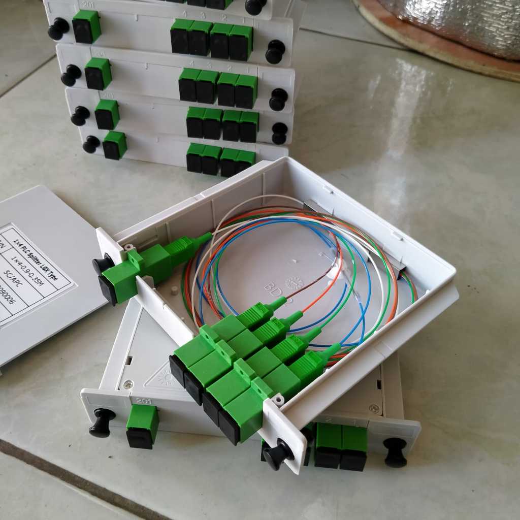 SPLITTER BOX 1:4 APC/HIJAU