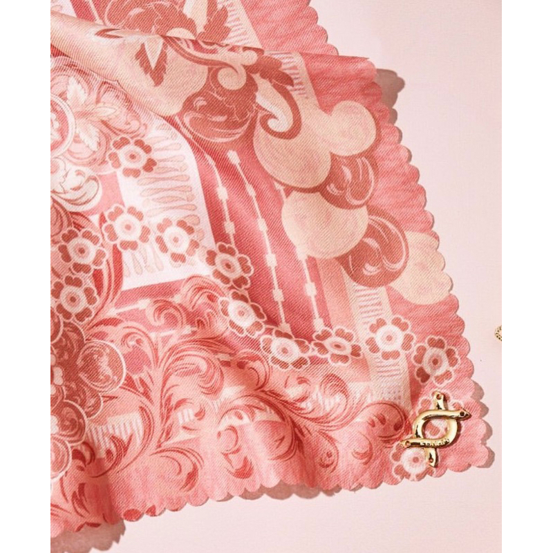 PRELOVED SCARF WEARING KLAMBY