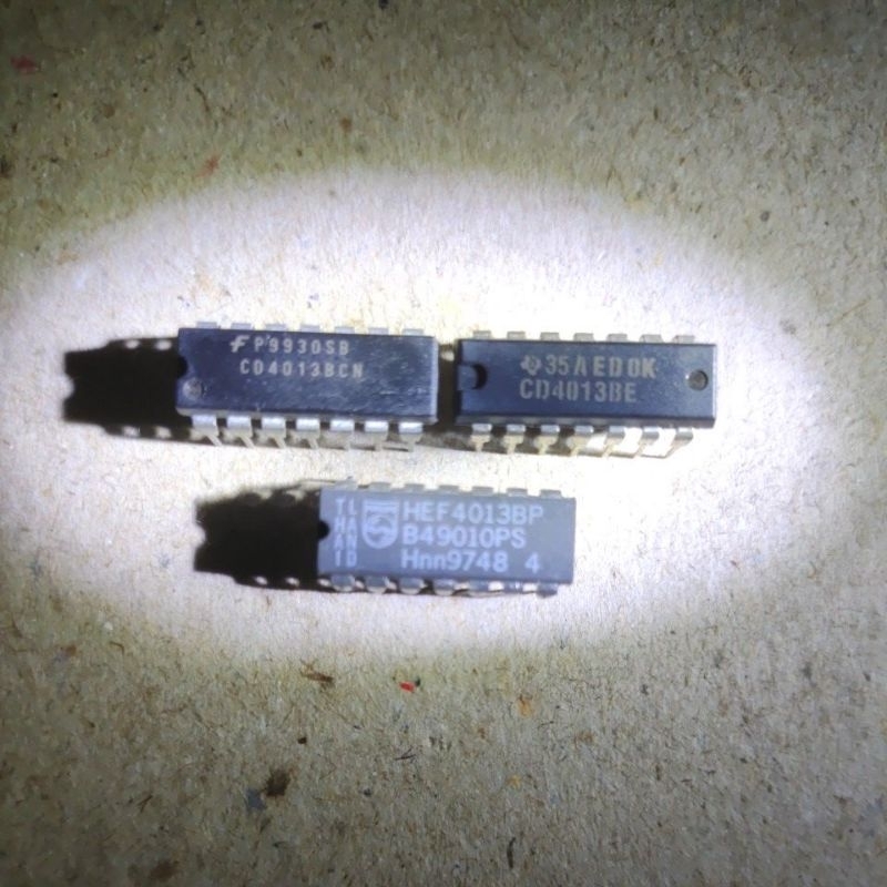 IC CD 4013 = HEF 4013 = MC 4013