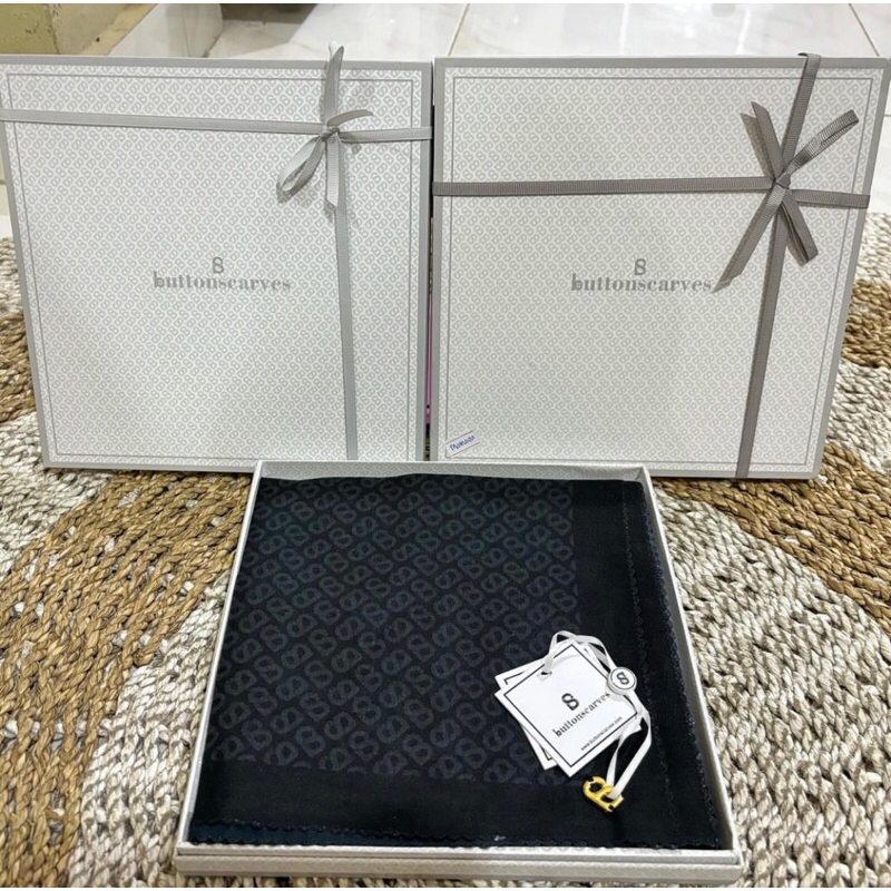 tapis caviar buttonscarves