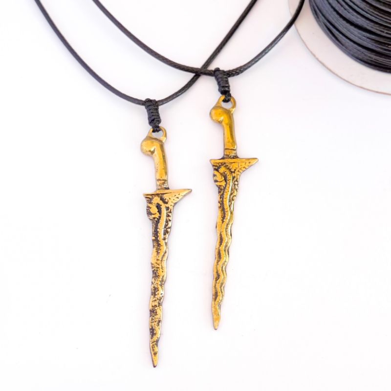 KALUNG TALI HITAM KRIS/KERIS KUNINGAN ( BAYAR DI TEMPAT ), Kalung Liontin kuningan, kalung kris loga
