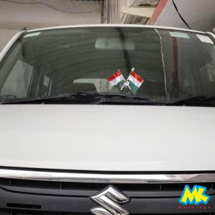 Bendera Indonesia tempel di Kaca Mobil