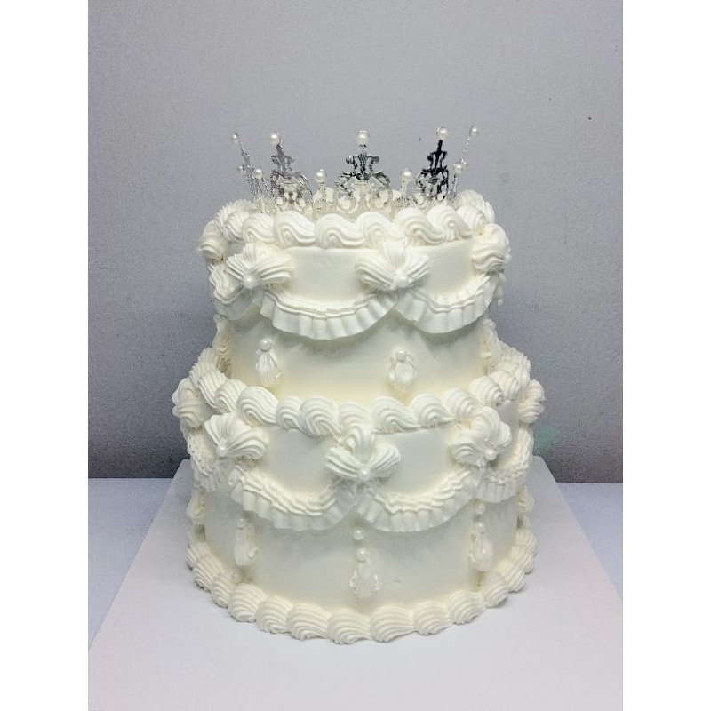

Korean vintage crown cake