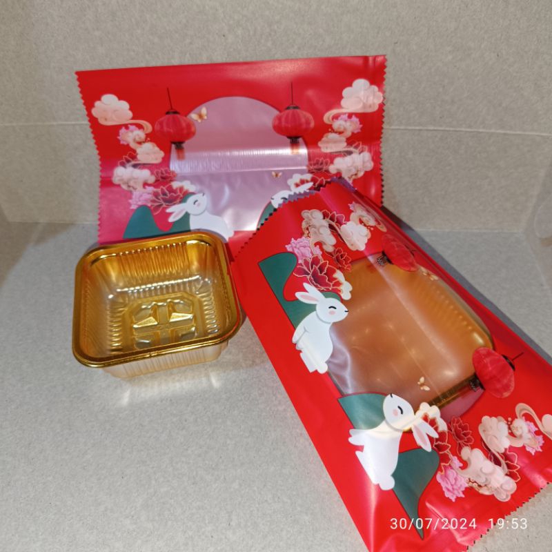 

Case + plastic mooncake