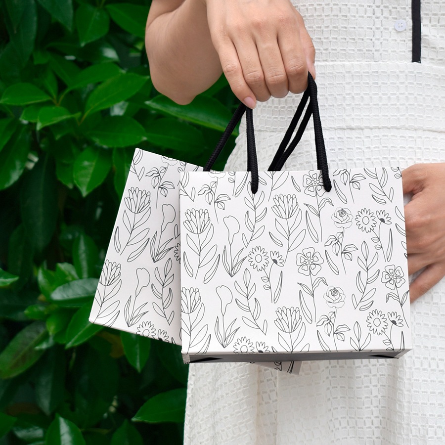 

Satuan- Paperbag Bunga Hitam Putih/ Tas Kado Gift Bag motif Bunga Simpel