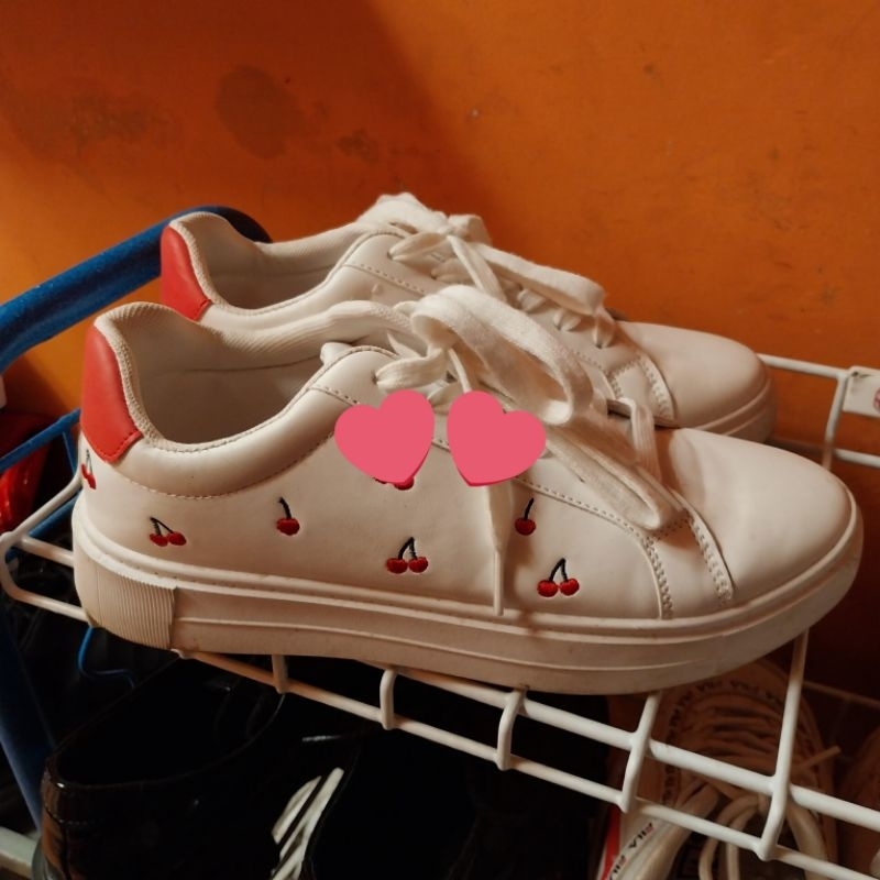 sneakers rubi warna putih motih cherry