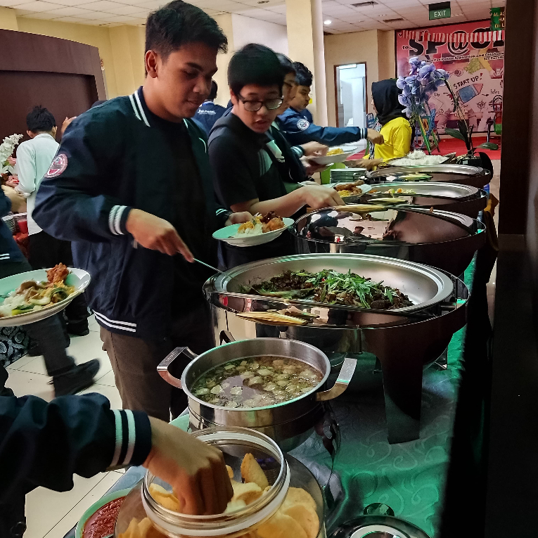 

Catering Prasmanan Olahan Ayam Ikan Daging Udang Sop Sayur Pudding Buah Kerupuk