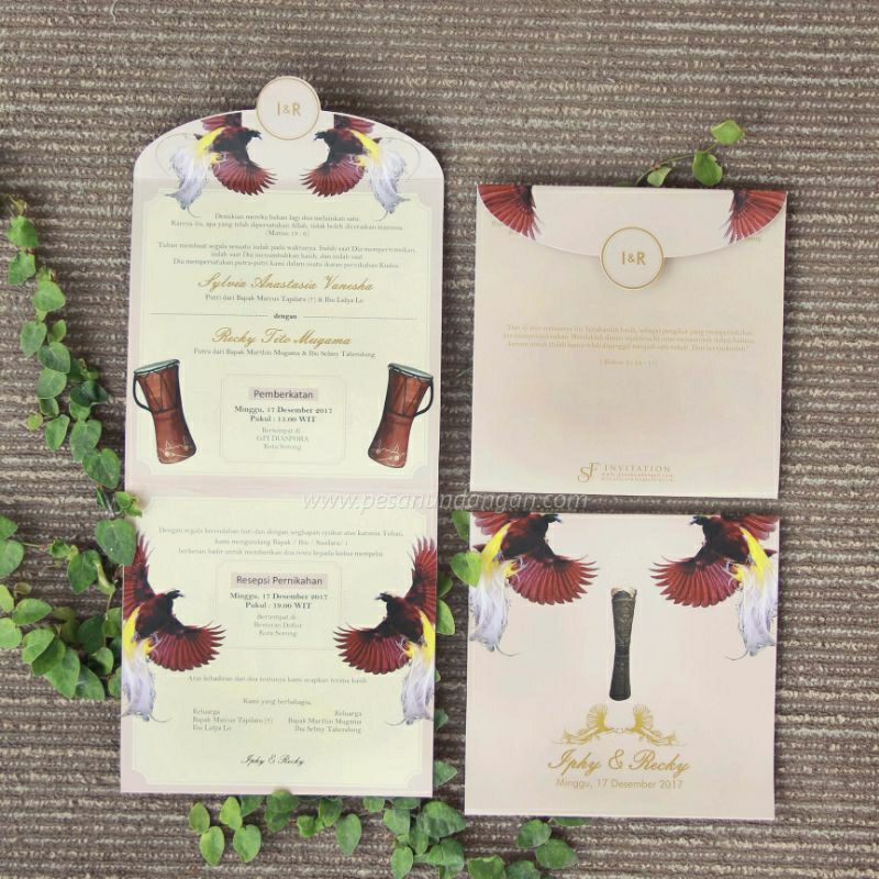 

UNDANGAN PERNIKAHAN SAMPLE UNDANGAN SOFTCOVER LIPAT 3 SHAPED LID UKURAN 15 x 15