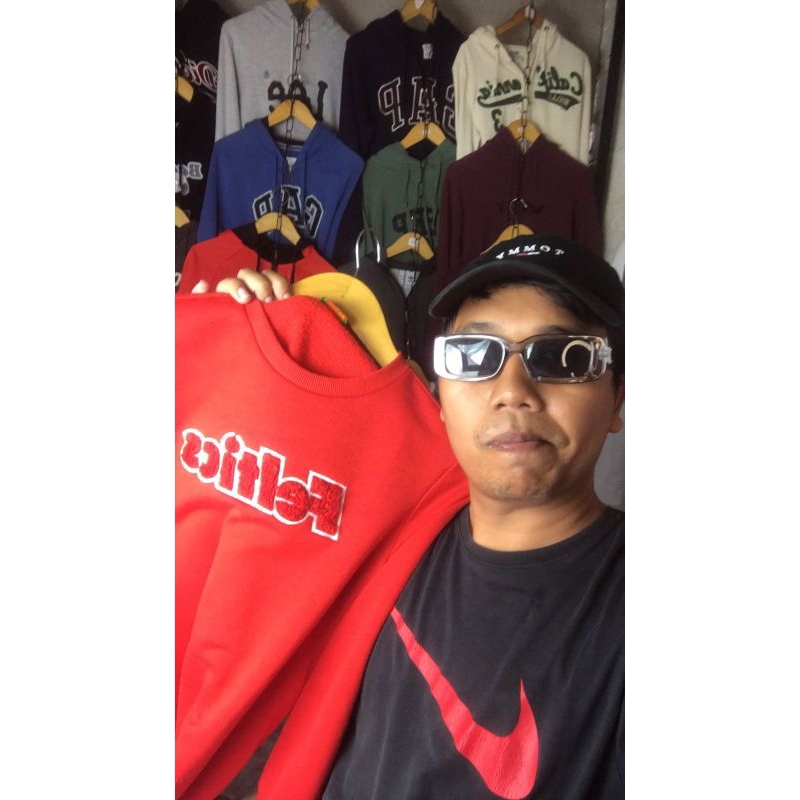 crewneck feltics merah