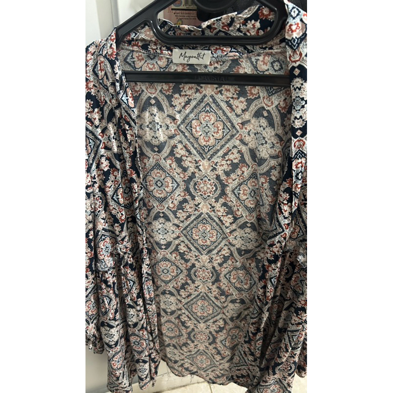 Preloved Cardigan/Outer panjang motif bunga batik.