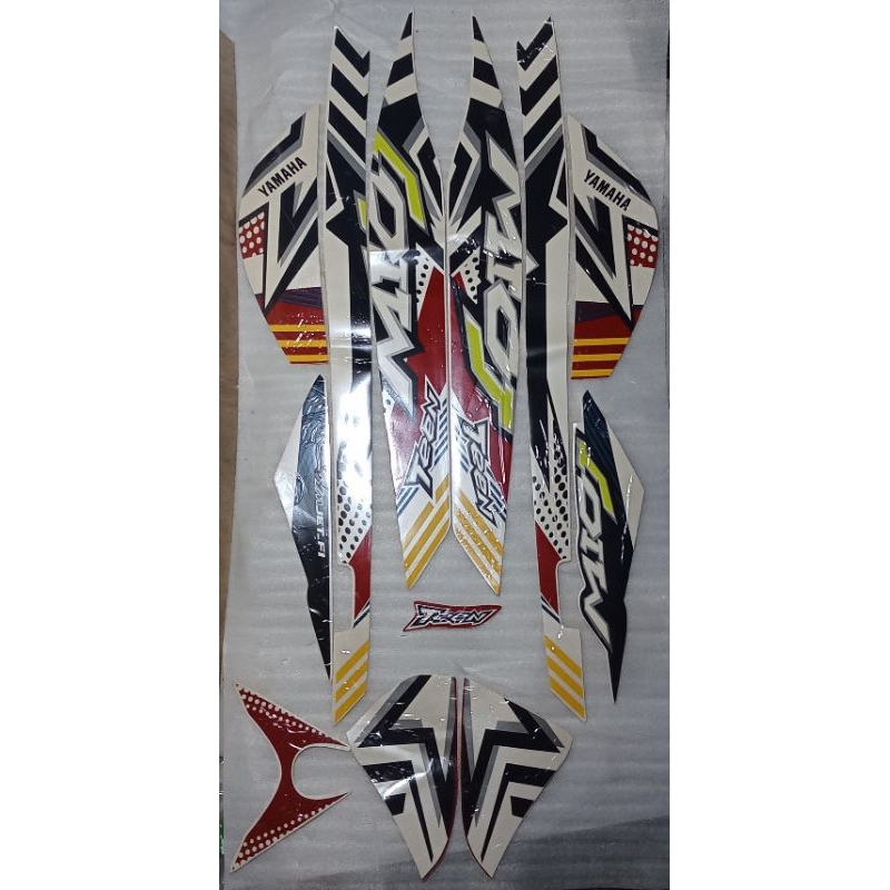 Striping stiker body kanan kiri full set Mio J teen tahun 2013 warna hitam putih merah Original