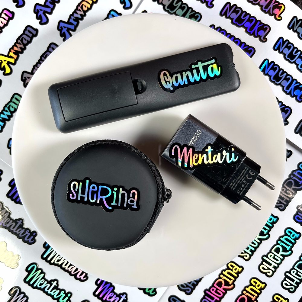 

Stiker Nama Printing Hologram Pelangi, Ukuran 2x5cm Model Huruf Unik