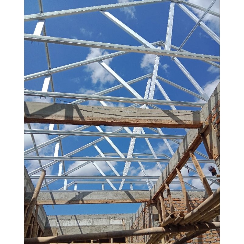 pemasangan baja ringan untuk atap rumah terpasang