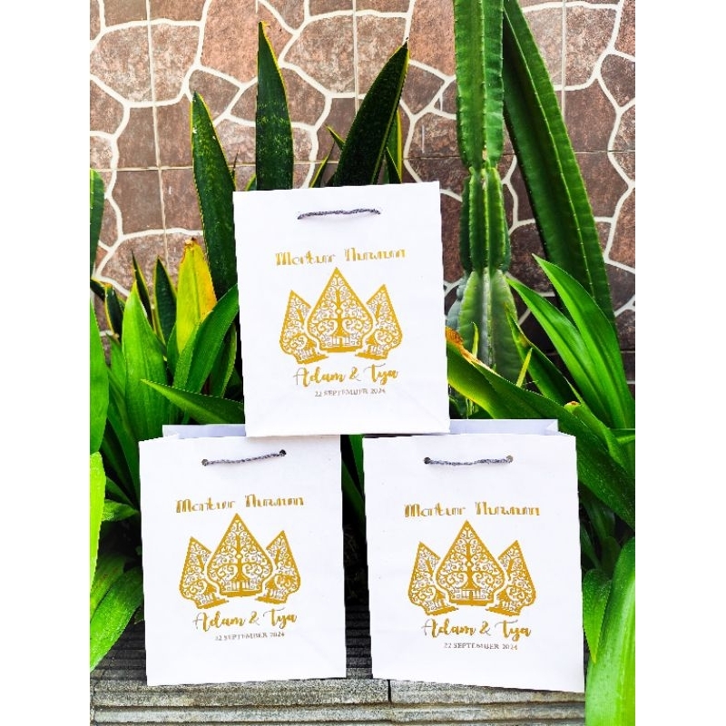 

Tas paperbag putih sablon 20 X 10 X 25 | Paperbag putih | paperbag hitam custom