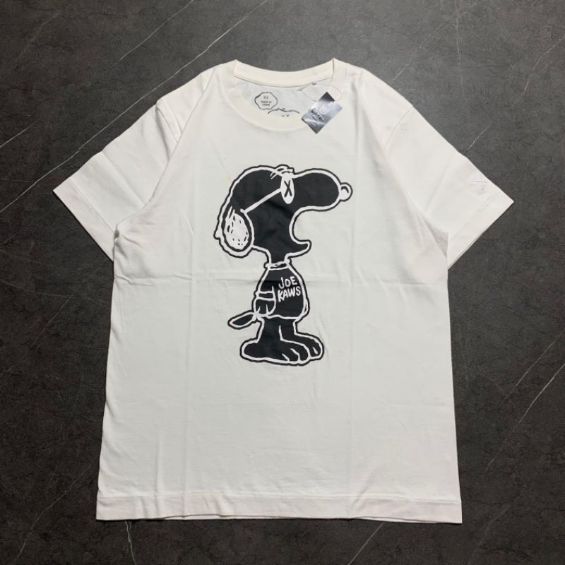 Kaos UNIQLO X KAWS PEANUT Second Brand