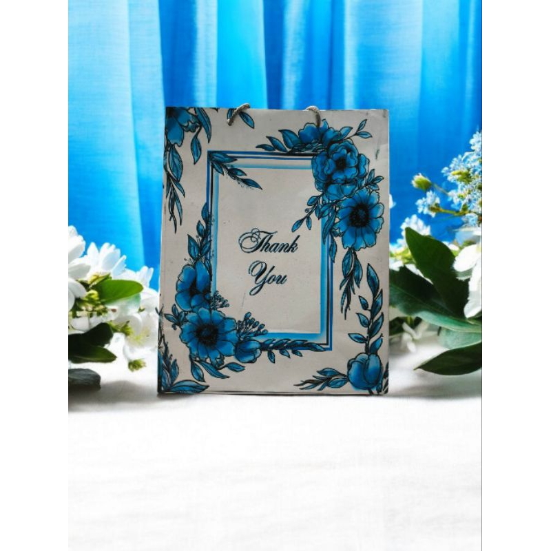 

PAPERBAG R5 JUMBO PAPERBAG 20×25 SIZE P×L×T(20×11×25cm) PAPERBAG HAJATAN PAPERBAG ASUL-ASUL SOUVERNIR