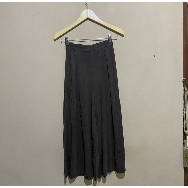 GU by UNIQLO (S) | Skirt Midi Relax Cullote Army 7/8 / Celana Kulot Rok Midi Relax 7/8