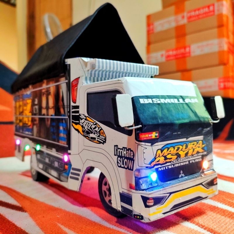 Mainan anak-anak truk oleng miniatur Madura asyik lampu+terpal