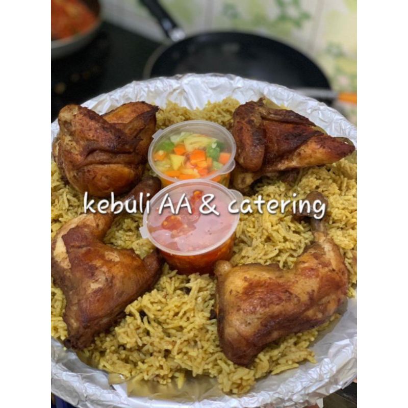 

Kebuli ayam nampan dengan rempah melimpah
