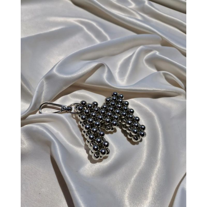Gantungan Kunci Manik Huruf Alphabet Silver/ Gantungan Tas Beads Kado Hadiah Sovenir Hangtag Hampers