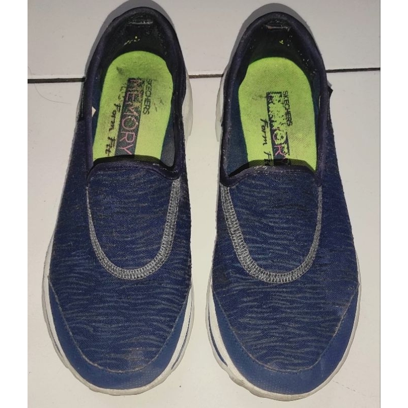 Sepatu warna Biru merk Skechers Preloved