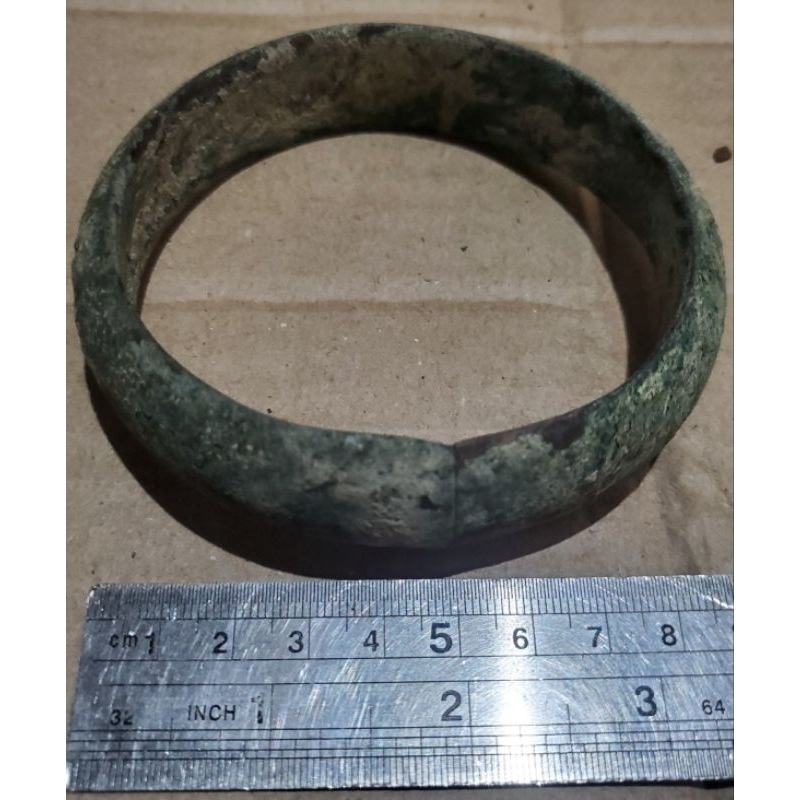 1 biji gelang lengen temuan sungai kuno dan masih tebal perunggu untuk hiasan/koleksi/dll.