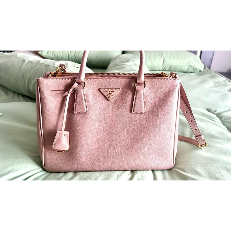 Preloved Prada saffiano kondisi 95% mulus & murah