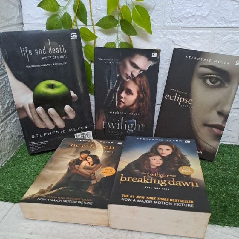 NOVEL TWILIGHT / ECLIPSE /NEW MOON / BREAKING DAWN / LIFE NAD DEATH (BAHASA INDONESIA) BY STEPHENIE 