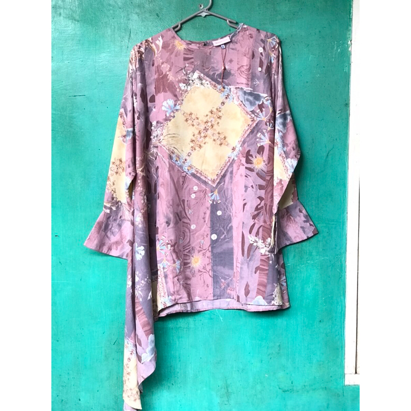 PRELOVED earth top ria miranda