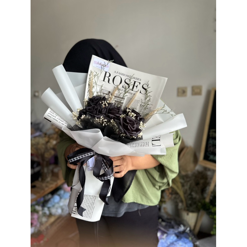 BUNGA PALSU) BLACK AURORA ROSE BUKET SIZE MEDIUM