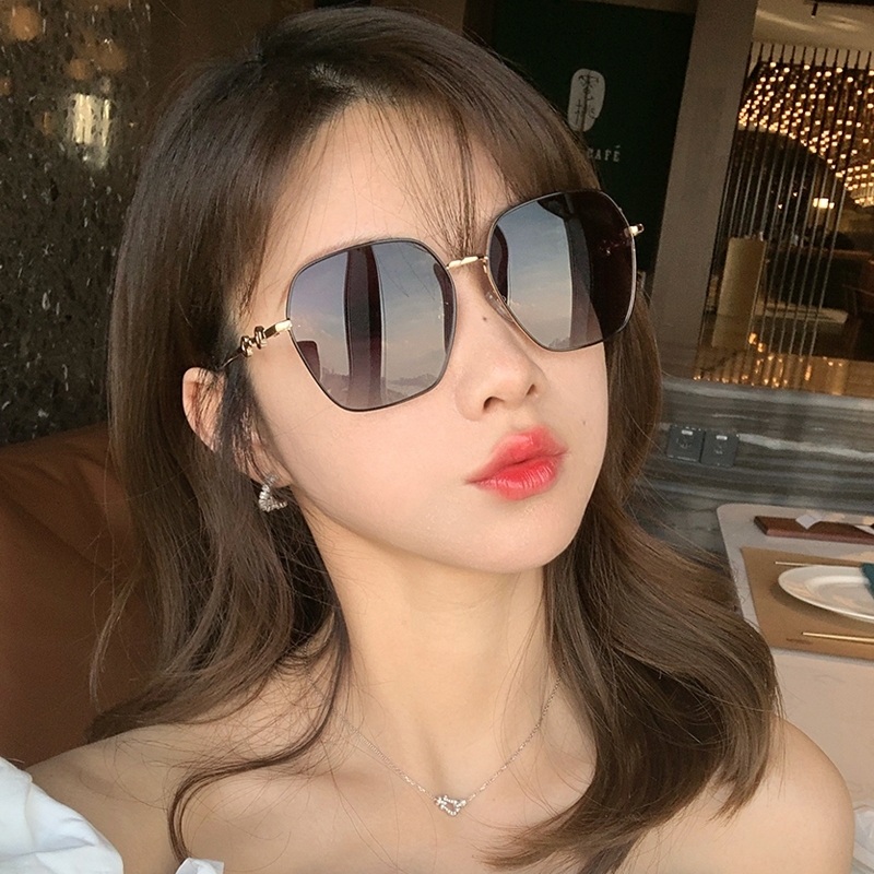 Kacamata Hitam Wanita Lensa Kotak Oversized Bingkai Metal Gold Kacamata Fashion Lensa Gradasi