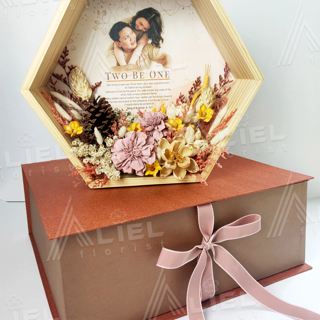 Flower Frame Kado Wisuda Wedding Birthday Bingkai Hexagonal Mahar Pernikahan