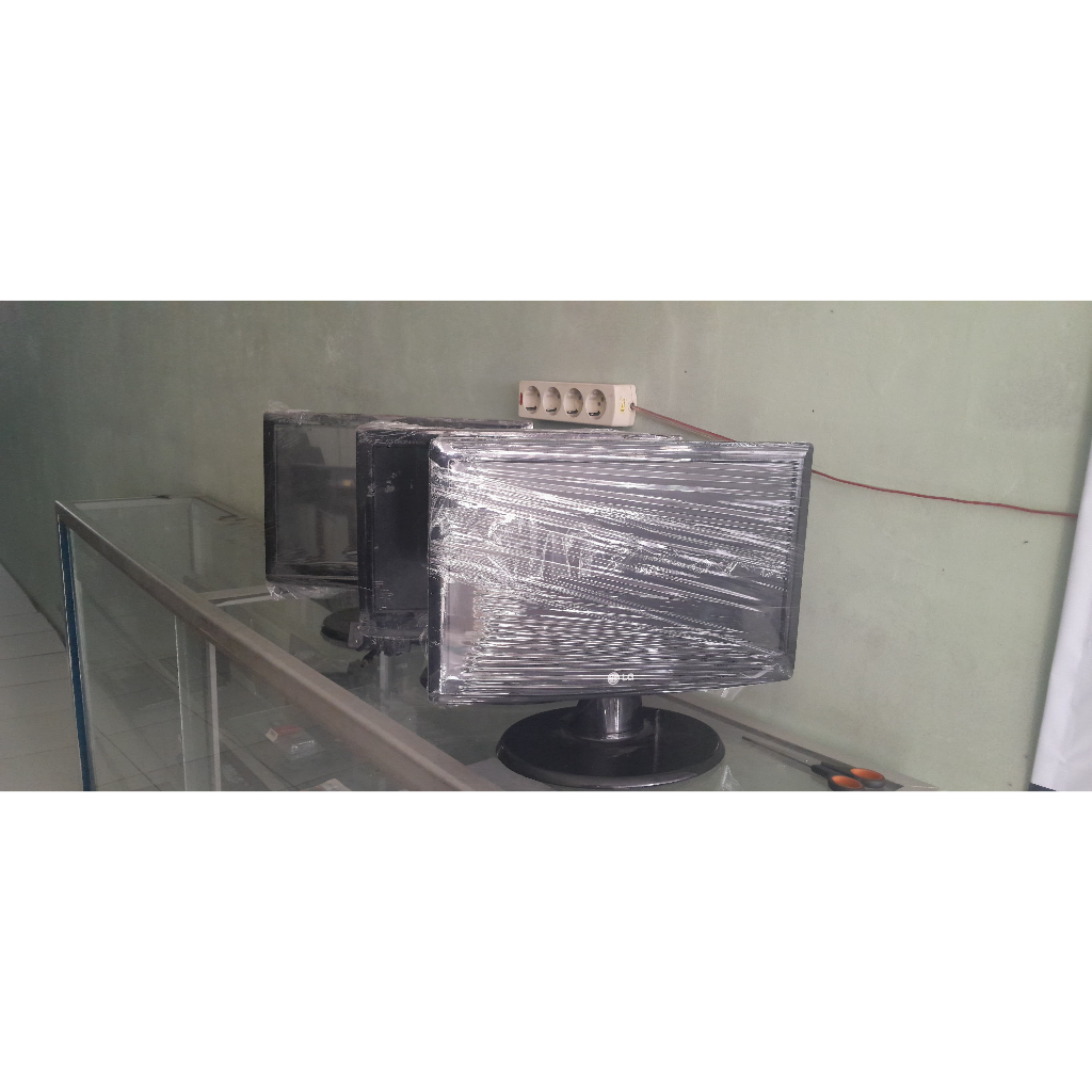 LG dan ACER Monitor 17 Inci