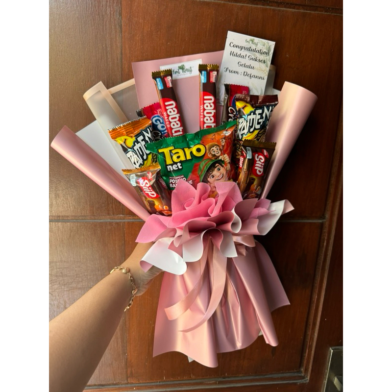 

KMTFLORIST/BUCKET WISUDA/BUCKET SNACK MURAH/BUCKET SNACK/BUKET SNACK/KADO ULANG TAHUN