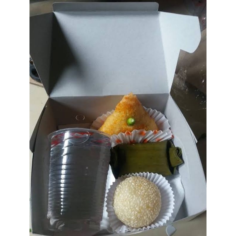 

Snack Box Isi 3 Kue + Air Gelas Termurah