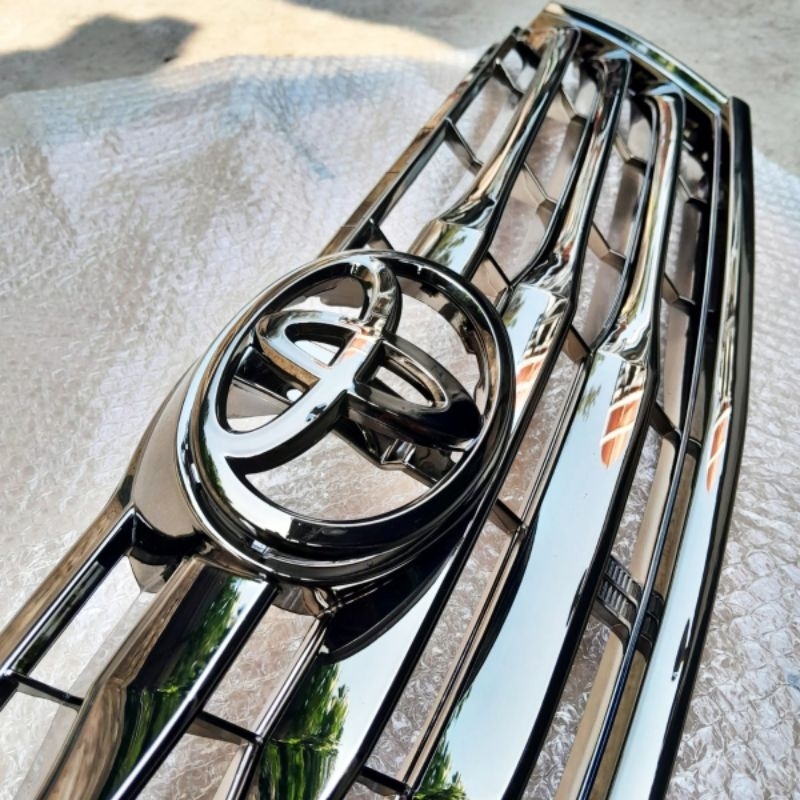 GRILL DEPAN TOYOTA INNOVA GRAND 2012 2013 BLACK CHROME FULL LOGO DEPAN ORIGINAL