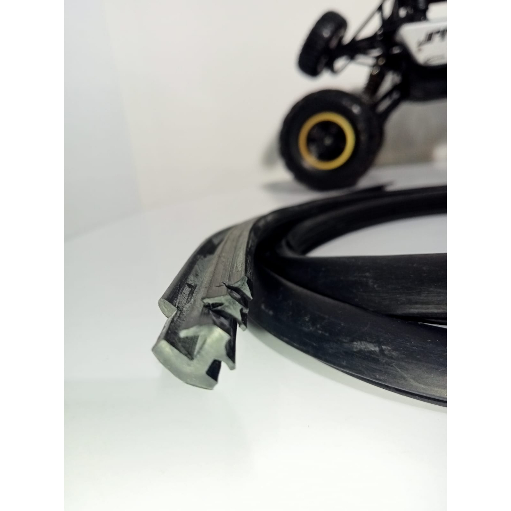 Lis Peredam Kaca Depan Atas Nissan Terrano